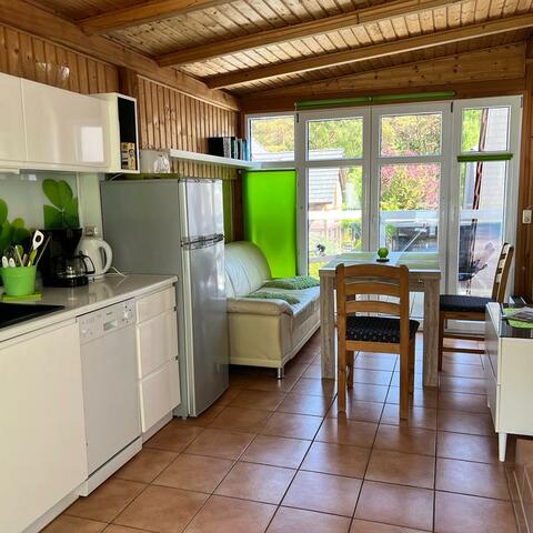 seperate Küche mit Essbereich